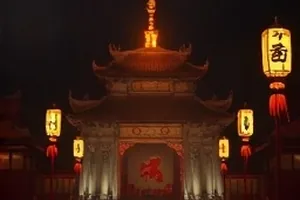 榴莲视频首页主推画面，暖橘色调的片单界面与熄灯后的观影场景