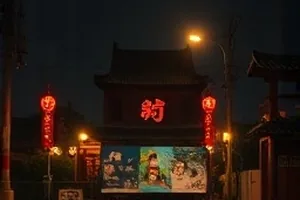 《凌晨四点的面包房》封面，清晨烤箱前暖橘灯光与刚出炉的面包架