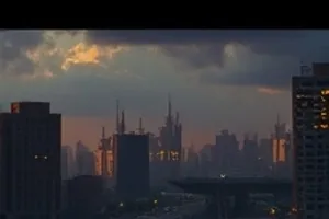 《雾港回声》封面，晨雾笼罩的码头与远处的汽笛雾号