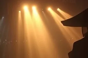 《电梯里的第七个人》封面，深夜楼宇电梯间的冷白灯光